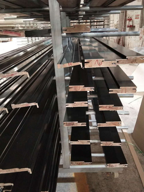 廣東木門廠紅海豚工藝烤漆門 黑色實(shí)木搭配工藝植絨的創(chuàng)新設(shè)計